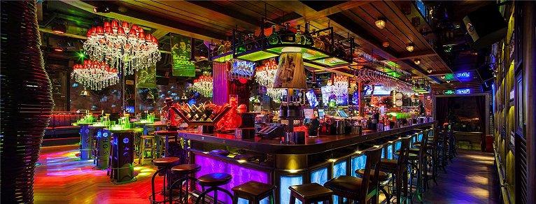 成都足球酒吧穿搭是否高级？揭秘球迷的时尚密码